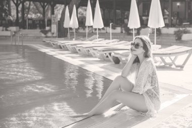 Kadın dinleniyor ve denizde eğleniyor. Tatilde iyi bir ruh hali, sıcak hava ve mutlu bir turist.