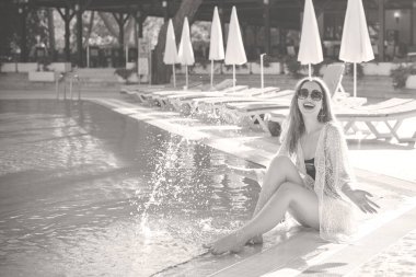 Kadın dinleniyor ve denizde eğleniyor. Tatilde iyi bir ruh hali, sıcak hava ve mutlu bir turist.