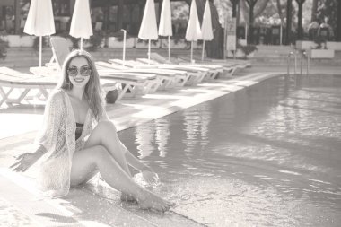 Kadın dinleniyor ve denizde eğleniyor. Tatilde iyi bir ruh hali, sıcak hava ve mutlu bir turist.