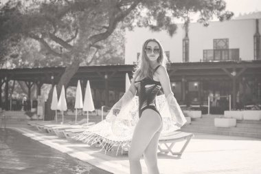 Kadın dinleniyor ve denizde eğleniyor. Tatilde iyi bir ruh hali, sıcak hava ve mutlu bir turist.