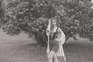 Kadın dinleniyor ve denizde eğleniyor. Tatilde iyi bir ruh hali, sıcak hava ve mutlu bir turist.