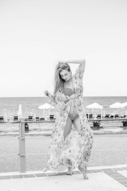 Kadın dinleniyor ve denizde eğleniyor. Tatilde iyi bir ruh hali, sıcak hava ve mutlu bir turist.