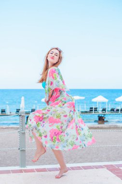 Kadın dinleniyor ve denizde eğleniyor. Tatilde iyi bir ruh hali, sıcak hava ve mutlu bir turist.