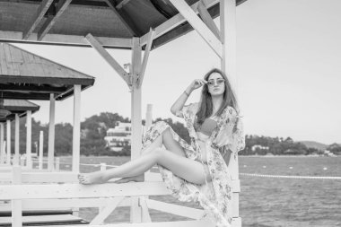   Kadın dinleniyor ve denizde eğleniyor. Tatilde iyi bir ruh hali, sıcak hava ve mutlu bir turist.