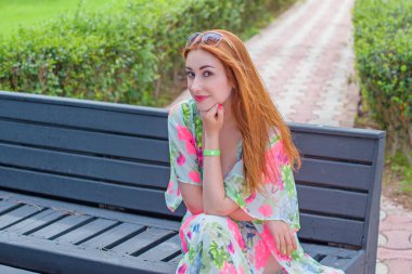   Kadın dinleniyor ve denizde eğleniyor. Tatilde iyi bir ruh hali, sıcak hava ve mutlu bir turist.