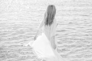   Kadın dinleniyor ve denizde eğleniyor. Tatilde iyi bir ruh hali, sıcak hava ve mutlu bir turist.