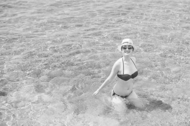   Kadın dinleniyor ve denizde eğleniyor. Tatilde iyi bir ruh hali, sıcak hava ve mutlu bir turist.