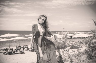   Kadın dinleniyor ve denizde eğleniyor. Tatilde iyi bir ruh hali, sıcak hava ve mutlu bir turist.