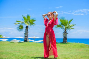   Kadın dinleniyor ve denizde eğleniyor. Tatilde iyi bir ruh hali, sıcak hava ve mutlu bir turist.