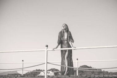   Kadın dinleniyor ve denizde eğleniyor. Tatilde iyi bir ruh hali, sıcak hava ve mutlu bir turist.