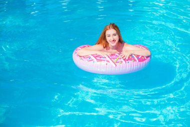   Kadın dinleniyor ve denizde eğleniyor. Tatilde iyi bir ruh hali, sıcak hava ve mutlu bir turist.