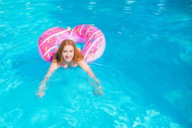   Kadın dinleniyor ve denizde eğleniyor. Tatilde iyi bir ruh hali, sıcak hava ve mutlu bir turist.