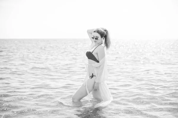 Žena Odpočívá Baví Moři Dobrá Nálada Dovolenou Teplé Počasí Šťastný — Stock fotografie