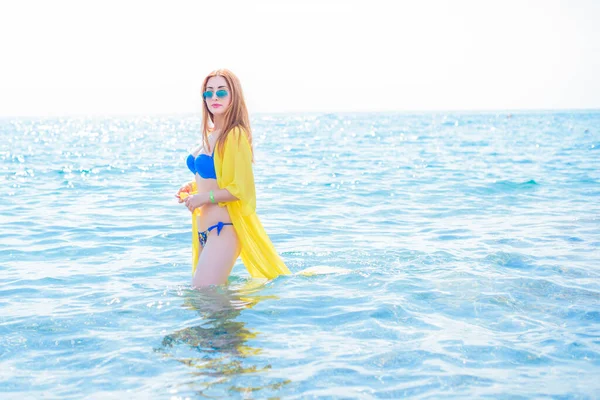 Женщина Отдыхает Веселится Море Хорошее Настроение Отдыхе Теплая Погода Счастливый — стоковое фото