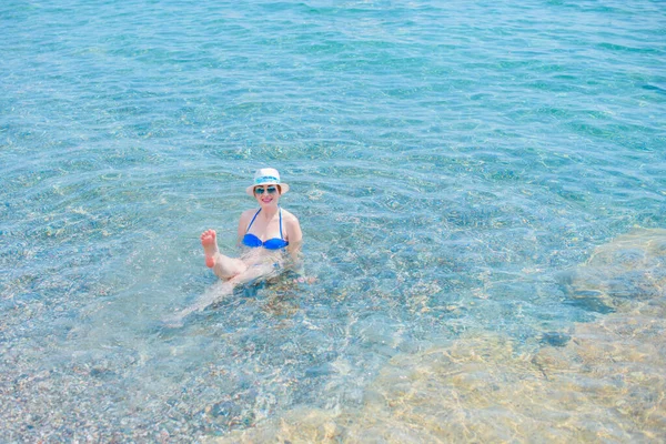 Une Femme Repose Amuse Mer Bonne Humeur Vacances Temps Chaud — Photo