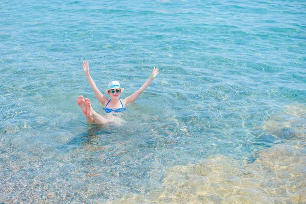 Žena Odpočívá Baví Moři Dobrá Nálada Dovolenou Teplé Počasí Šťastný — Stock fotografie