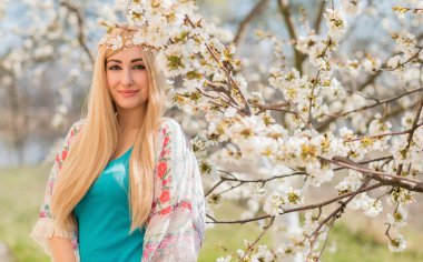 Bahar çiçekleri bahçesinde romantik bir kadın. Kadın kavramı ve şefkat, modern güzellik veya kadınlık.