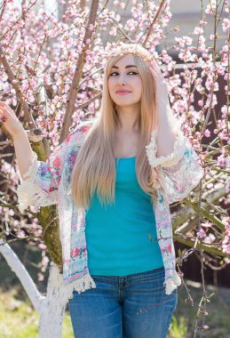 Bahar çiçekleri bahçesinde romantik bir kadın. Kadın kavramı ve şefkat, modern güzellik veya kadınlık.