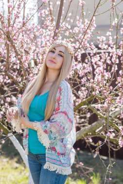 Bahar çiçekleri bahçesinde romantik bir kadın. Kadın kavramı ve şefkat, modern güzellik veya kadınlık.