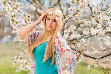 Bahar çiçekleri bahçesinde romantik bir kadın. Kadın kavramı ve şefkat, modern güzellik veya kadınlık.