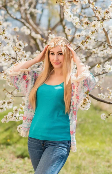 Романтична Жінка Весняному Цвітіння Саду Концепція Жінки Ніжності Сучасна Краса — стокове фото
