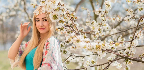 Romantisk Kvinna Våren Blomma Trädgård Begreppet Kvinna Och Ömhet Modern — Stockfoto