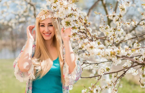 Bahar Çiçekleri Bahçesinde Romantik Bir Kadın Kadın Kavramı Şefkat Modern — Stok fotoğraf