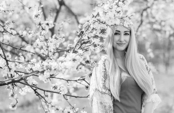 Bahar Çiçekleri Bahçesinde Romantik Bir Kadın Kadın Kavramı Şefkat Modern — Stok fotoğraf