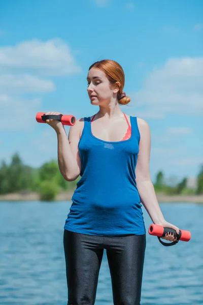 女性の訓練 自然の中で演習を行う 減量の重量 スポーツのための時間 隔離後の形状 — ストック写真