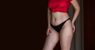 Utanma, her biri güzel, gerçek kadın vücudu rötuş yok, vücut pozitifliği, artı beden ölçüsü, selülit, vücut gerilme izleri.