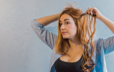 Peruklar sentetik ve doğal saçlar. Kadın güzellik konsepti