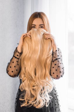 Peruklar sentetik ve doğal saçlar. Kadın güzellik konsepti