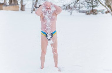 Kıdemli adam 50 - 60 + kar, bağışıklık sisteminin geliştirilmesi ve güçlendirilmesi, sağlık iyileştirme prosedürleri