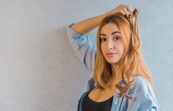 Peruklar sentetik ve doğal saçlar. Kadın güzellik konsepti