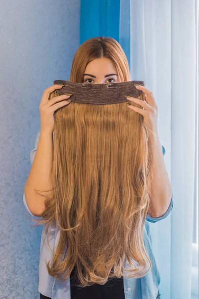 Peruki Syntetyczne Naturalne Włosy Koncepcja Piękna Kobiet — Zdjęcie stockowe
