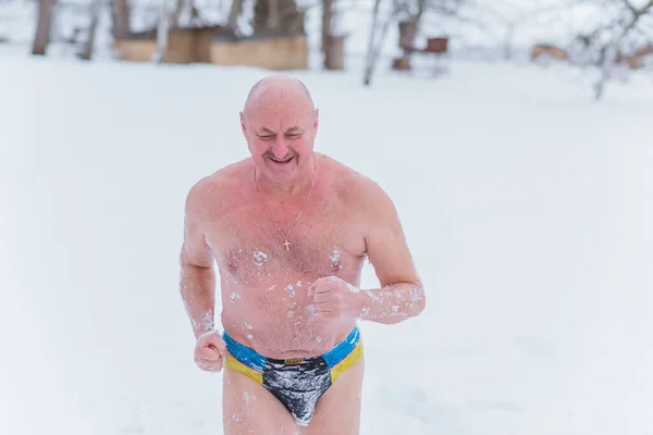 Hombre Mayor Una Nieve Mejora Fortalecimiento Del Sistema Inmunológico Procedimientos — Foto de Stock