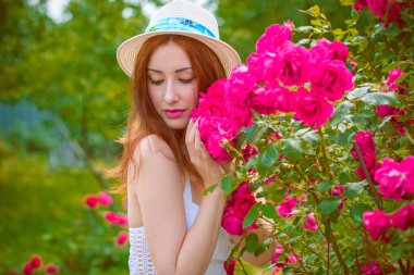 Tarlada açık tenli, güzel kızıl saçlı bir bakire, klasik modaya uygun giyinir. Bir kız çiçeklerin ve otların yanında dinleniyor güzelliğin tadını çıkarıyor.