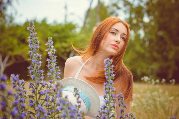 Een Prachtige Roodharige Maagd Met Een Mooie Huid Het Veld — Stockfoto