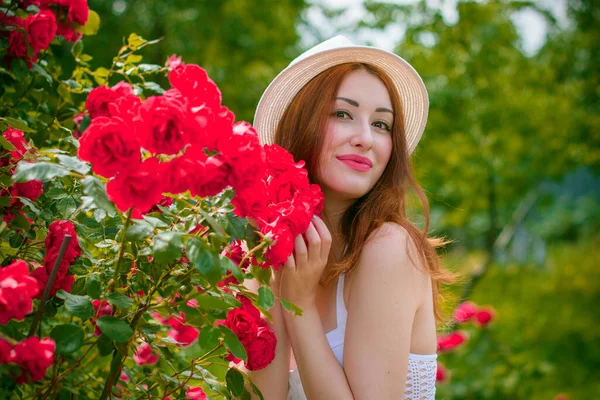 Vacker Rödhårig Jungfru Med Vacker Hud Fältet Stiliserad För Årgång — Stockfoto