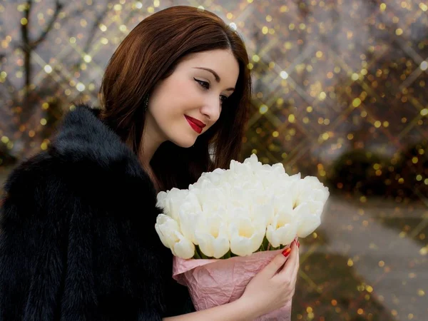 Splendida Donna Appuntamento Sera Con Trucco Vintage Tulipani Bianchi Bouquet — Foto Stock