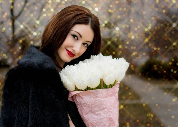 Wspaniała Kobieta Randce Godzinach Wieczornych Vintage Makijaż Bukiet Białe Tulipany — Zdjęcie stockowe
