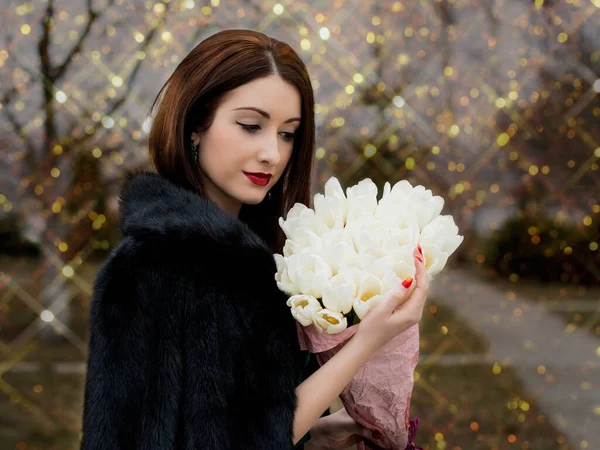 Superbe Femme Rendez Vous Soir Avec Maquillage Vintage Bouquet Tulipes — Photo