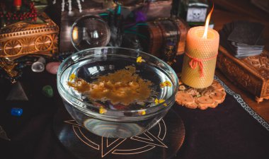 Balmumu döküm, Wicca veya Pagan büyüsü, cadı ritüeli, mistik geçmiş, aşk büyüsü, ezoterik konsept