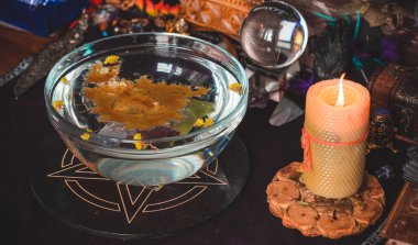 Balmumu döküm, Wicca veya Pagan büyüsü, cadı ritüeli, mistik geçmiş, aşk büyüsü, ezoterik konsept