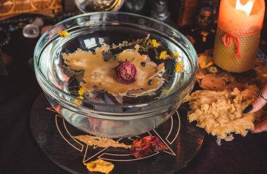 Balmumu döküm, Wicca veya Pagan büyüsü, cadı ritüeli, mistik geçmiş, aşk büyüsü, ezoterik konsept