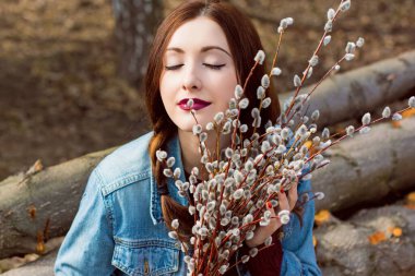 İlkbahar doğal kadın güzelliği, romantik kadın portresi. Sokakta hoş bir kız, modern trend kavramı. 