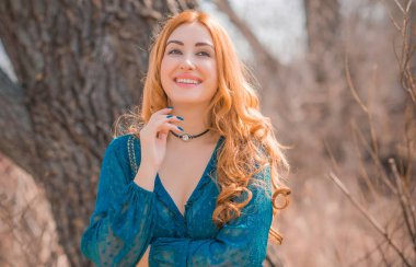 İlkbahar doğal kadın güzelliği, romantik kadın portresi. Sokakta hoş bir kız, modern trend kavramı. 