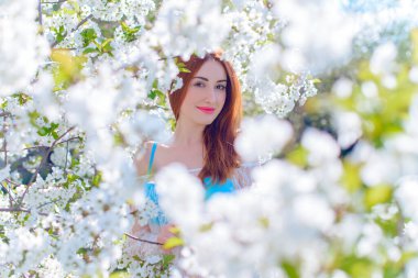 Bahar çiçekleri bahçesinde romantik bir kadın. Kadın kavramı ve şefkat, modern güzellik veya kadınlık.