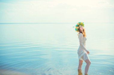 Suda dantelli beyaz elbiseli bir kadın. Nehirde başında çelenk olan bir sanat kadını. Göldeki Islak Cadı Kız, gizemli gizemli kadın. Kafasında çelenk, Slav gelenekleri ve putperestlik