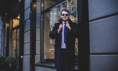 Şehir sokaklarında genç ve cüsseli bir adam, tombul insanlar konsepti, büyük şehir hayatı. Şehir merkezindeki şişman iş adamının görüntüsü